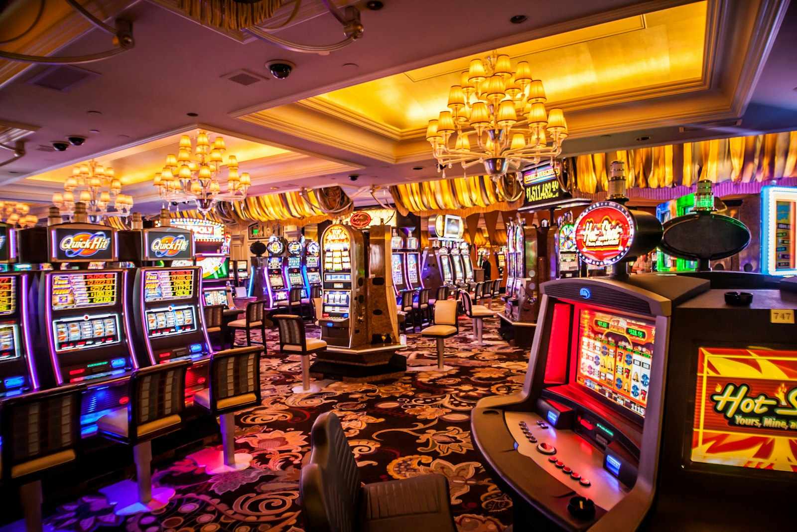 ফোনের স্ক্রিনে স্পোর্টস বেটিং ও ক্যাসিনো গেম